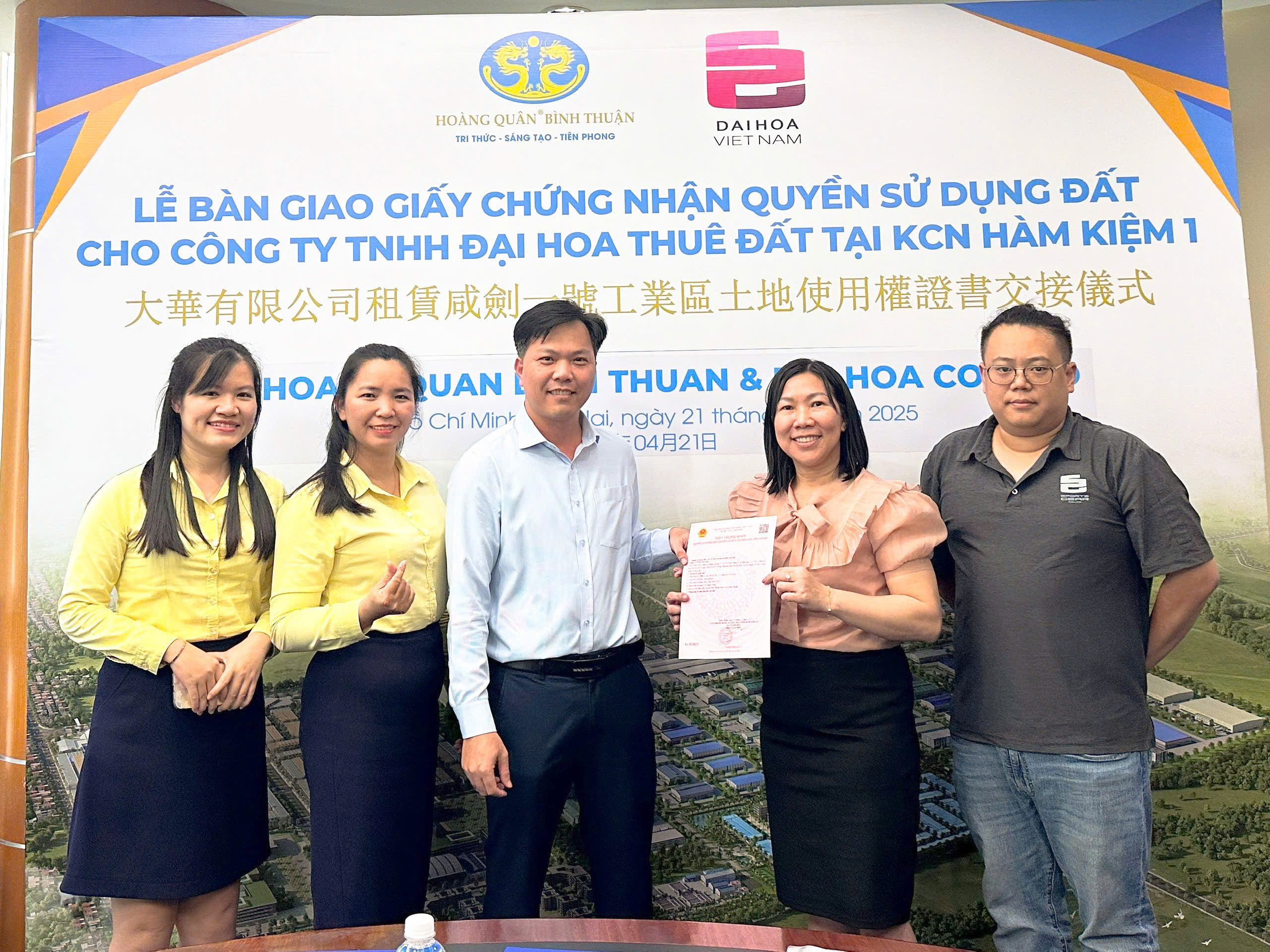 LỄ BÀN GIAO GIẤY CHỨNG NHẬN QUYỀN SỬ DỤNG ĐẤT CHO CÔNG TY TNHH ĐẠI HOA THUÊ ĐẤT TẠI KCN HÀM KIỆM 1
